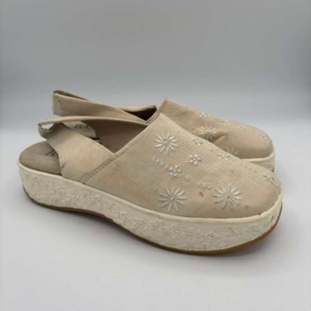 Vintage Y2K Embroidered Slip On Platforms Floral Beige Bass Slingback Shoes
